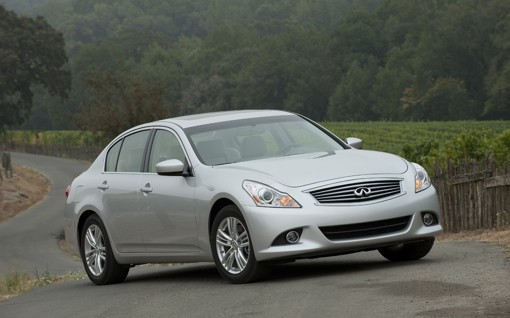2011 Infiniti G25 Sedan Desktop Wallpaper