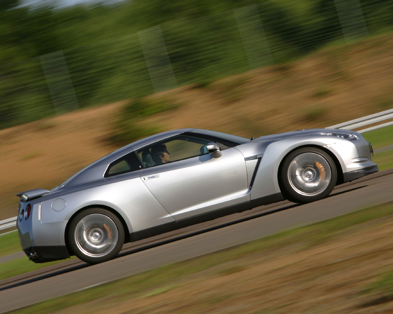 2007 - 2010 Nissan GT-R Desktop Wallpaper
