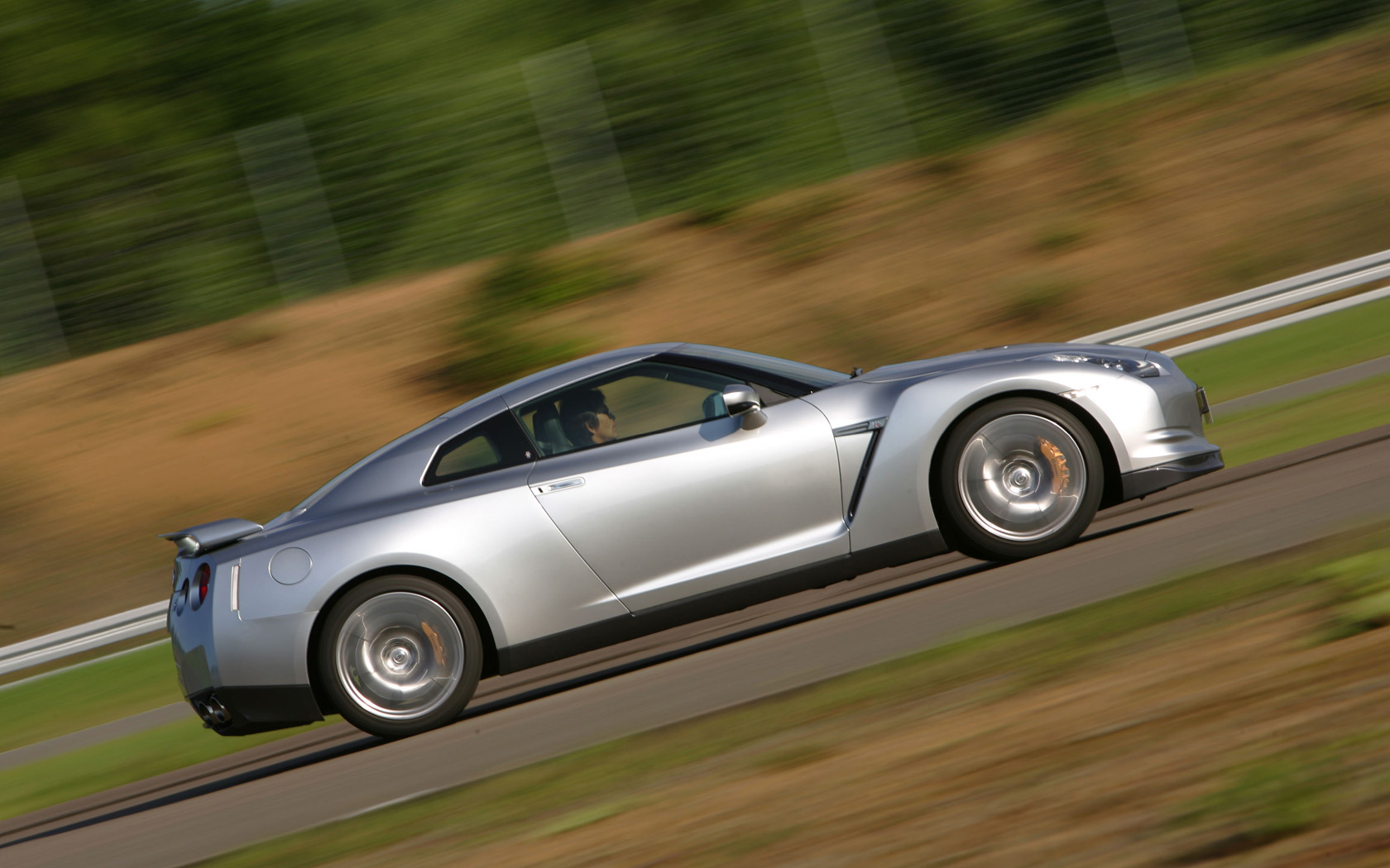 2007 - 2010 Nissan GT-R Desktop Wallpaper