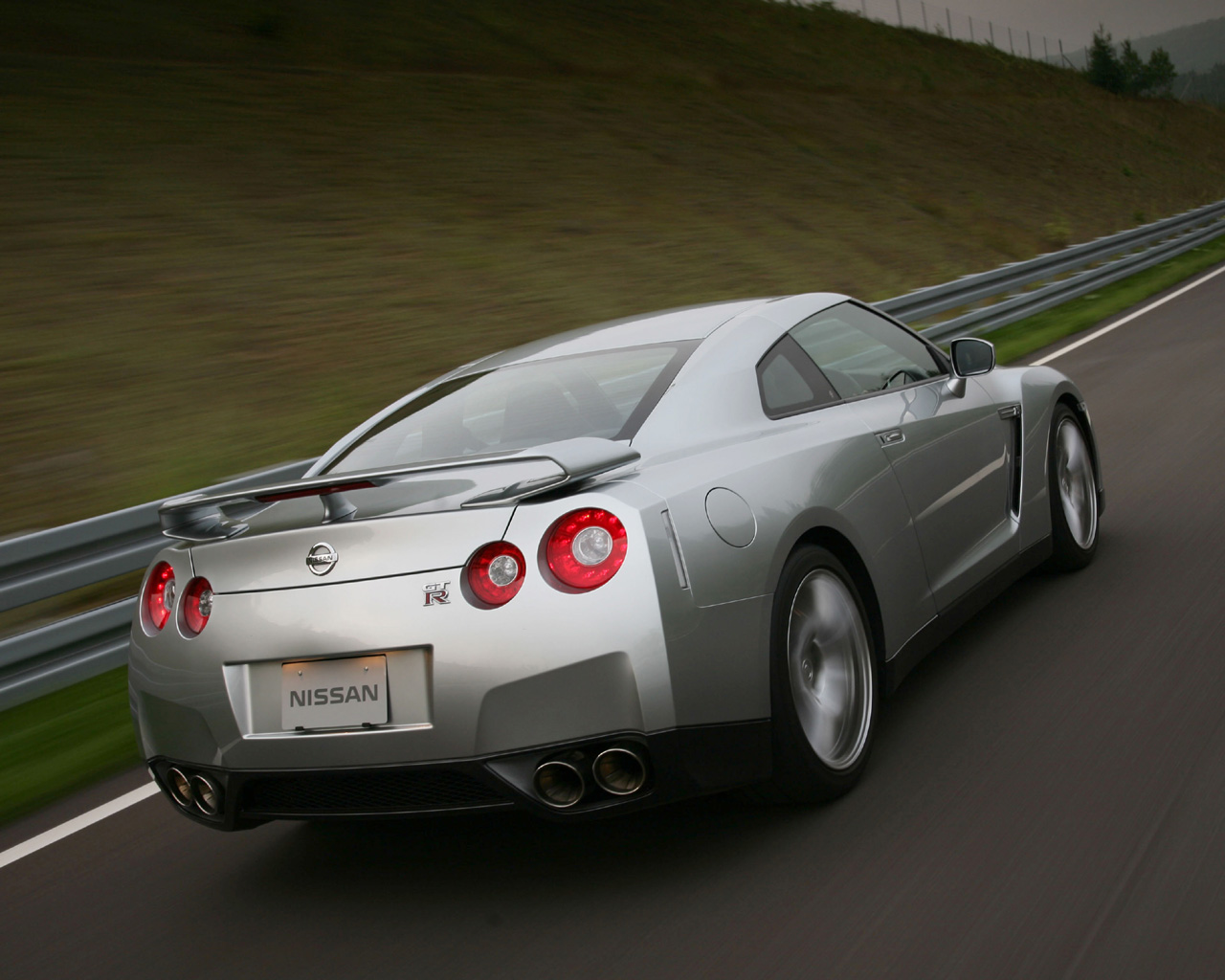 2007 - 2010 Nissan GT-R Desktop Wallpaper