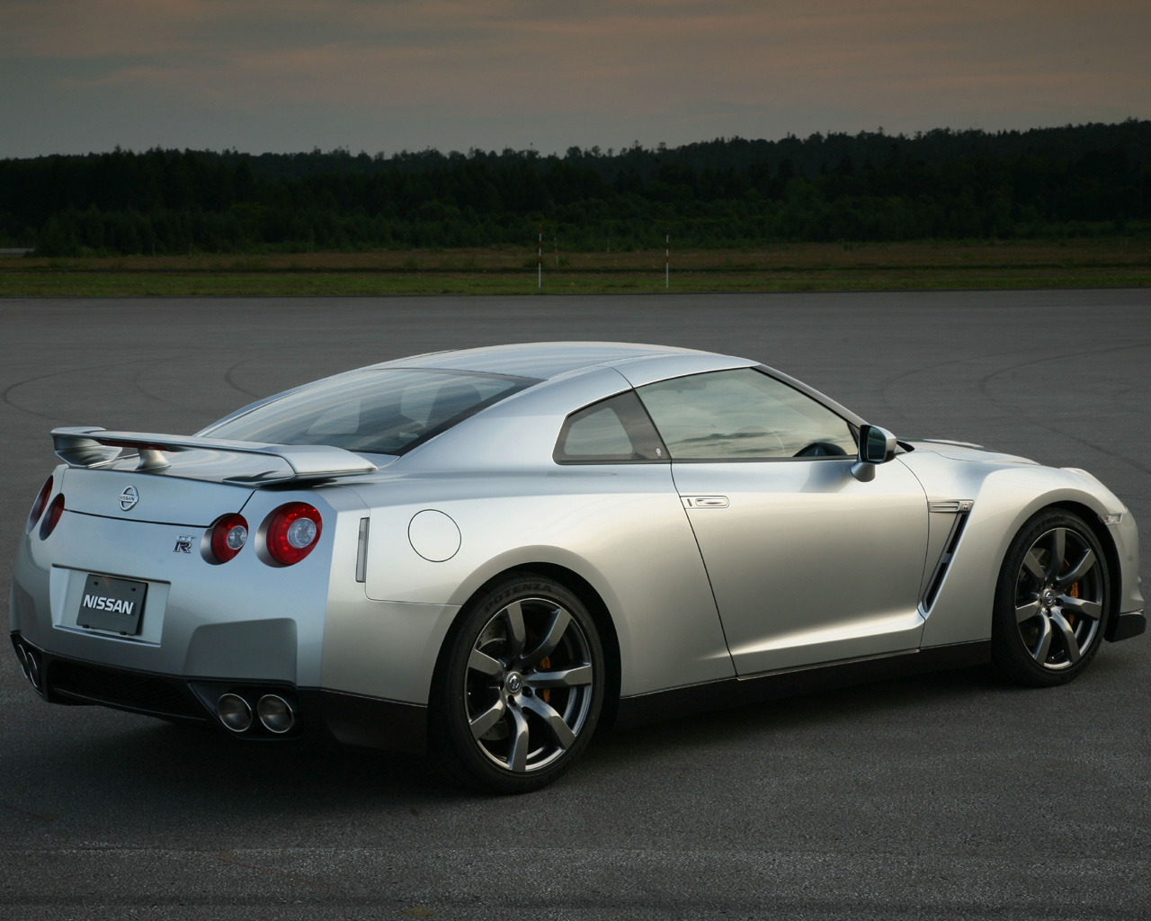2007 - 2010 Nissan GT-R Desktop Wallpaper