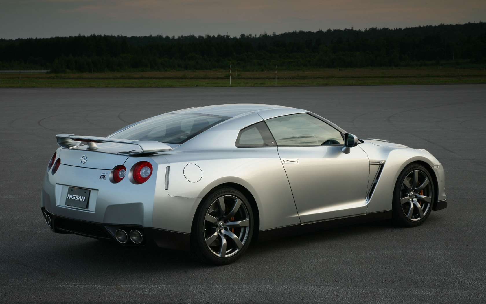 2007 - 2010 Nissan GT-R Desktop Wallpaper