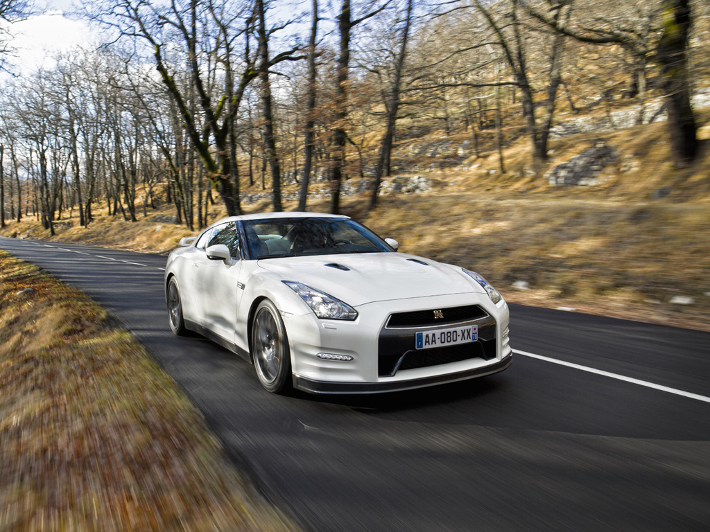 2011 Nissan GT-R Desktop Wallpaper