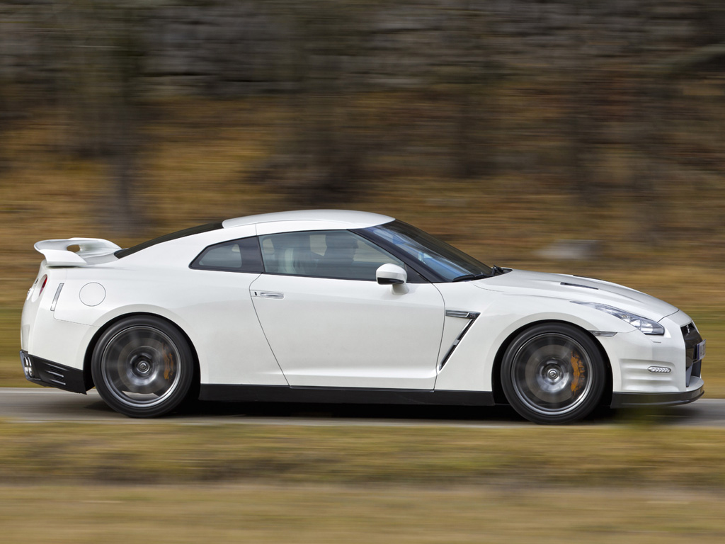 2011 Nissan GT-R Desktop Wallpaper