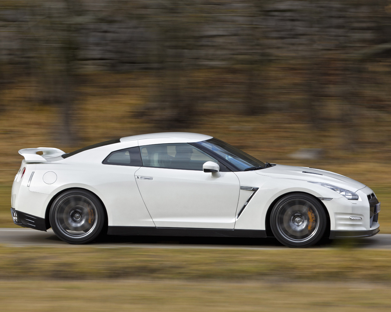 2011 Nissan GT-R Desktop Wallpaper