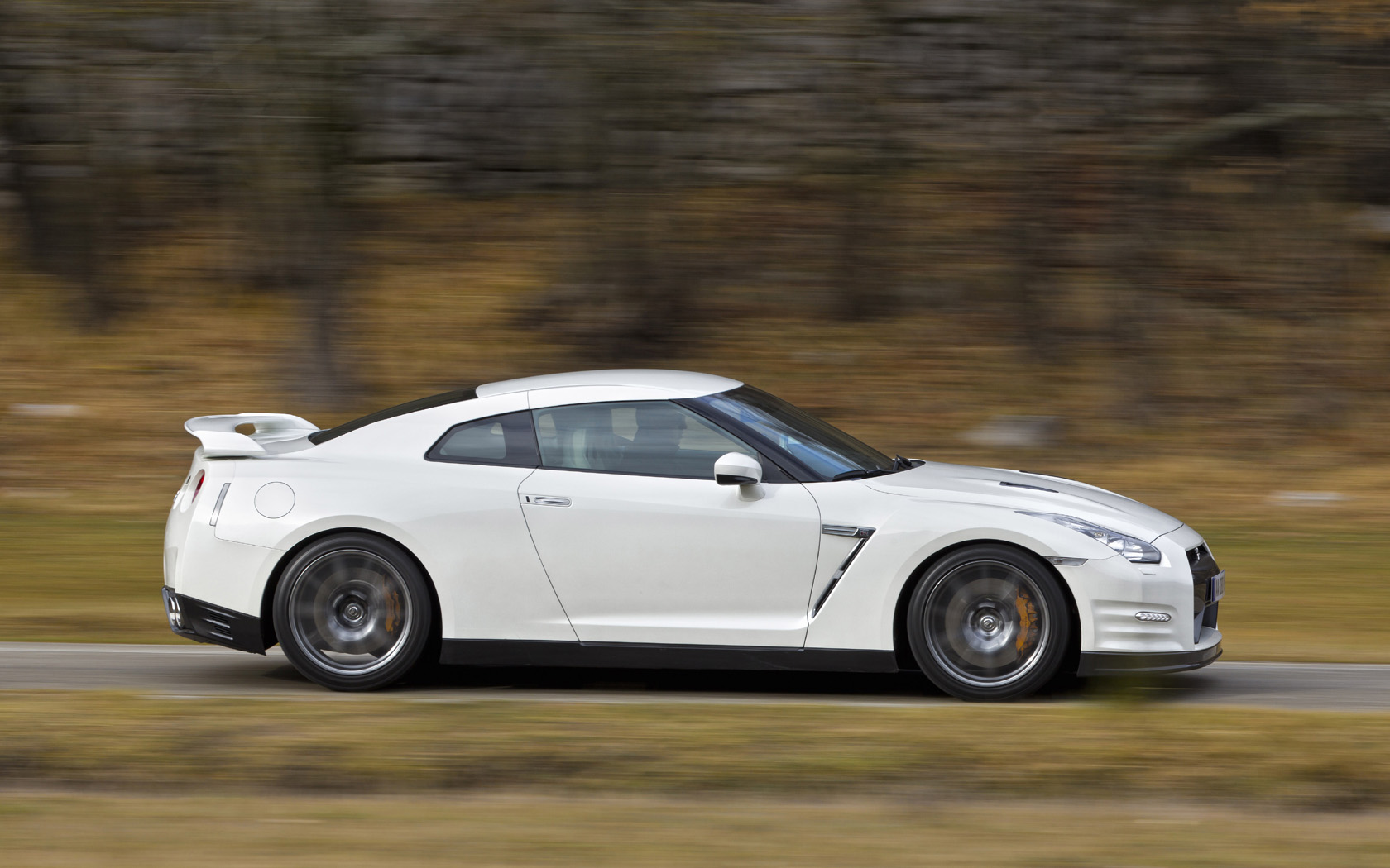 2011 Nissan GT-R Desktop Wallpaper