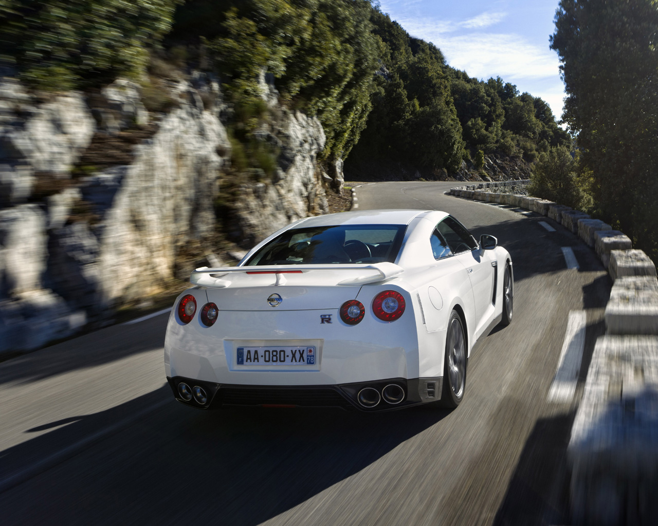 2011 Nissan GT-R Desktop Wallpaper