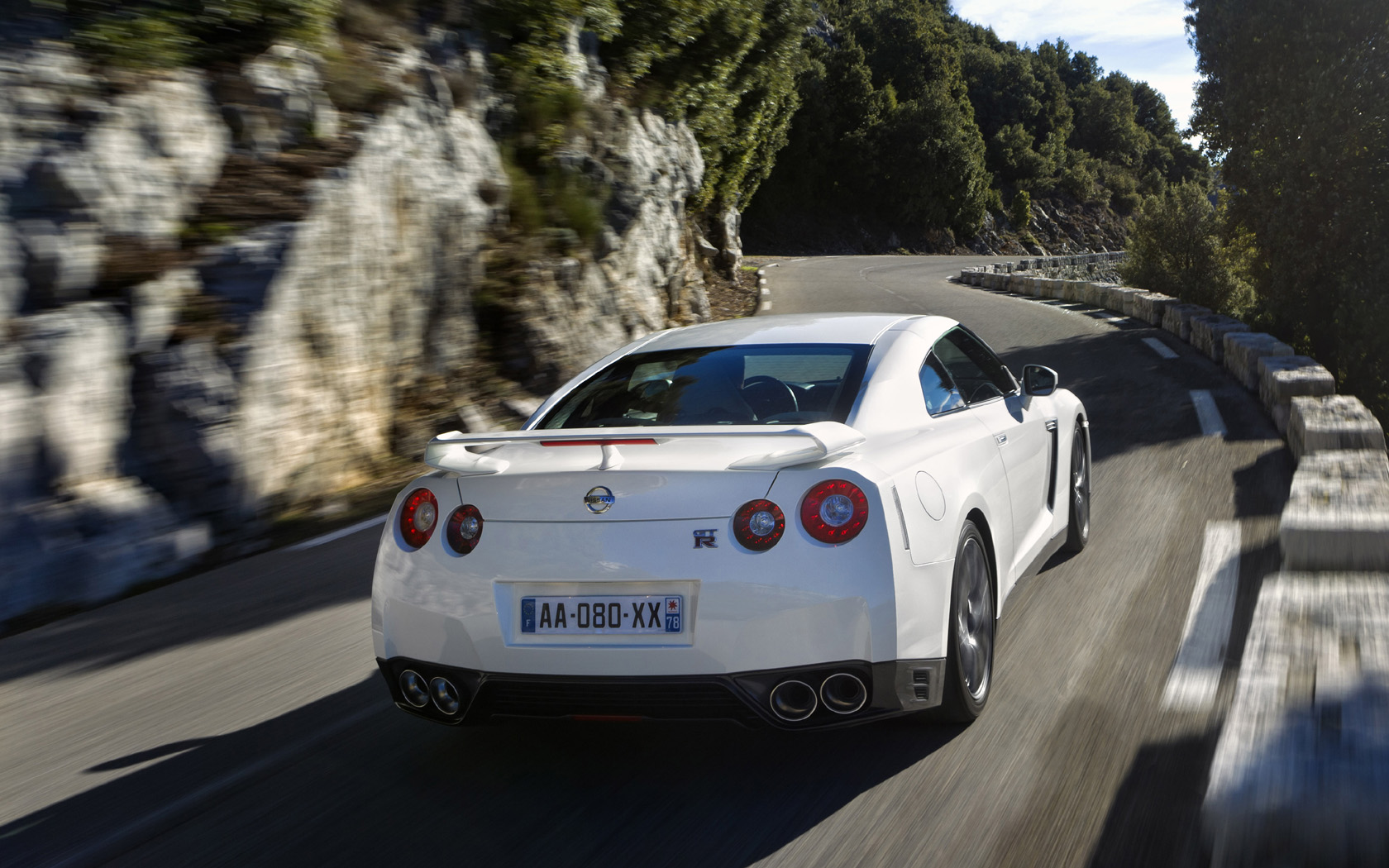 2011 Nissan GT-R Desktop Wallpaper