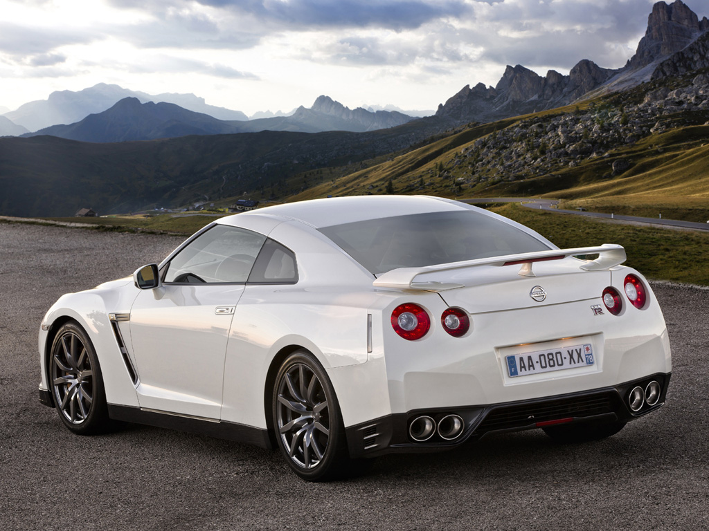 2011 Nissan GT-R Desktop Wallpaper
