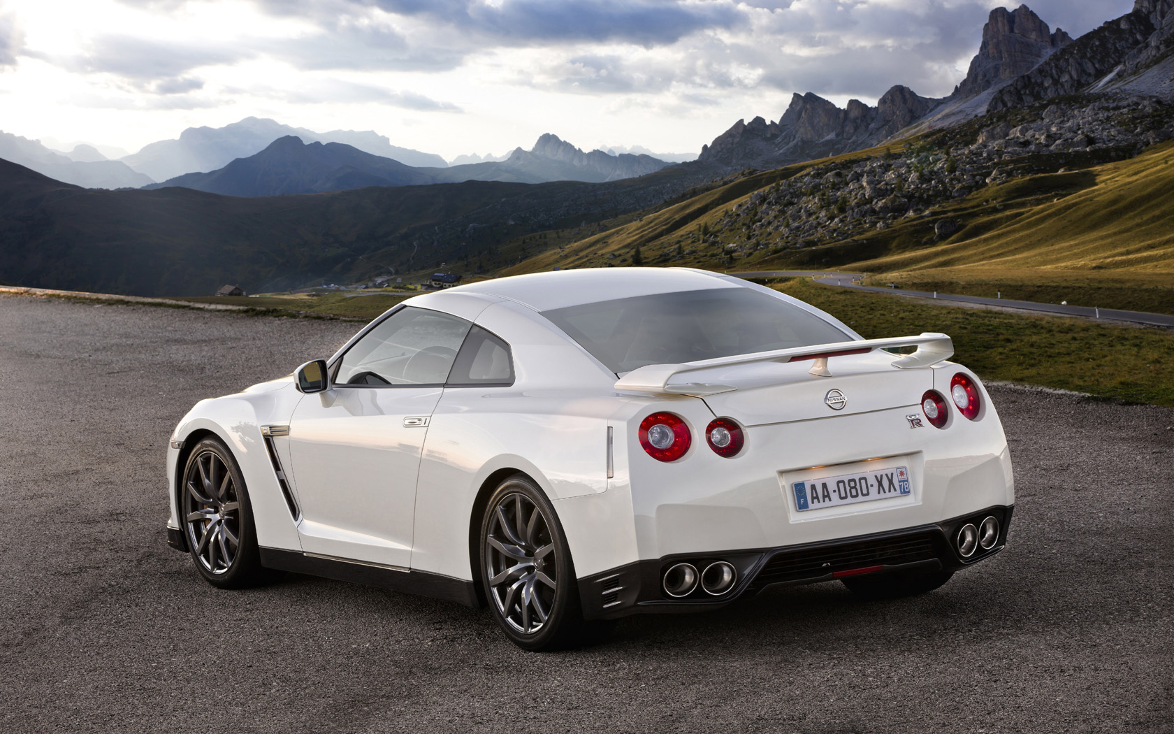 2011 Nissan GT-R Desktop Wallpaper