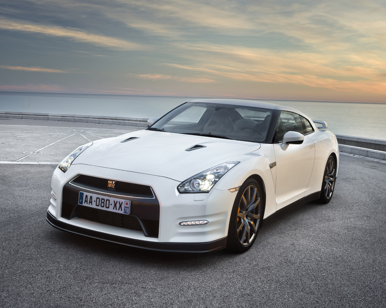 2011 Nissan GT-R Desktop Wallpaper