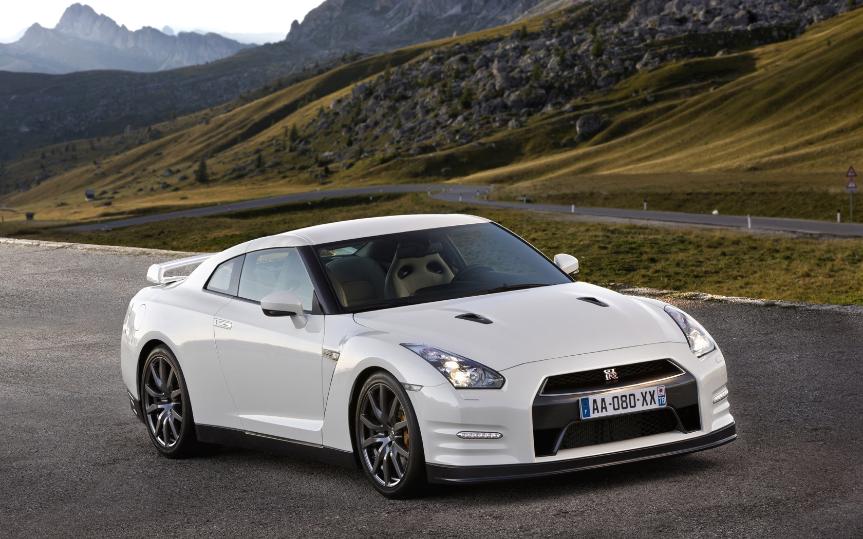 2011 Nissan GT-R Desktop Wallpaper