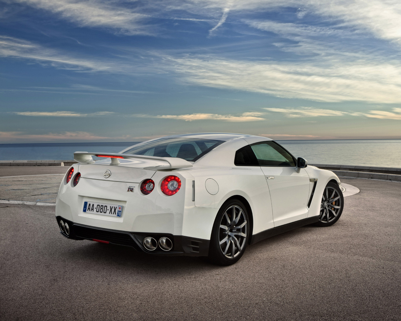 2011 Nissan GT-R Desktop Wallpaper