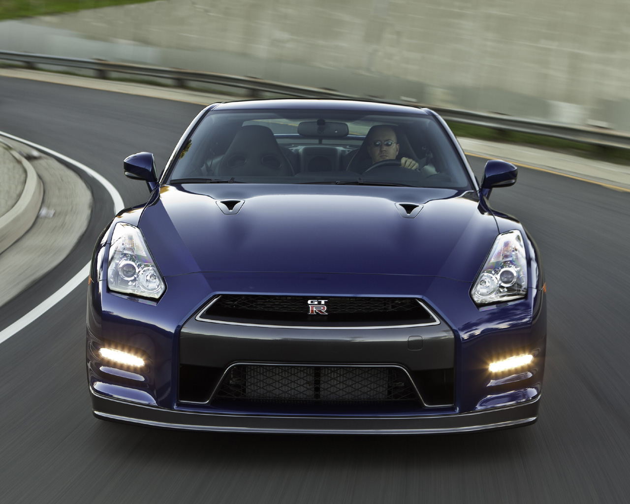 2011 Nissan GT-R Desktop Wallpaper