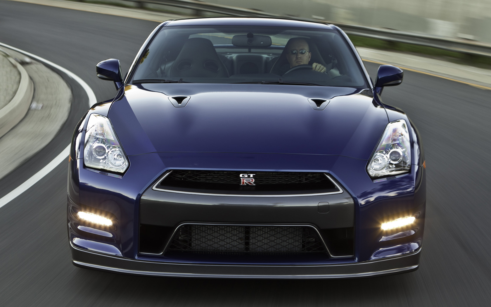 2011 Nissan GT-R Desktop Wallpaper