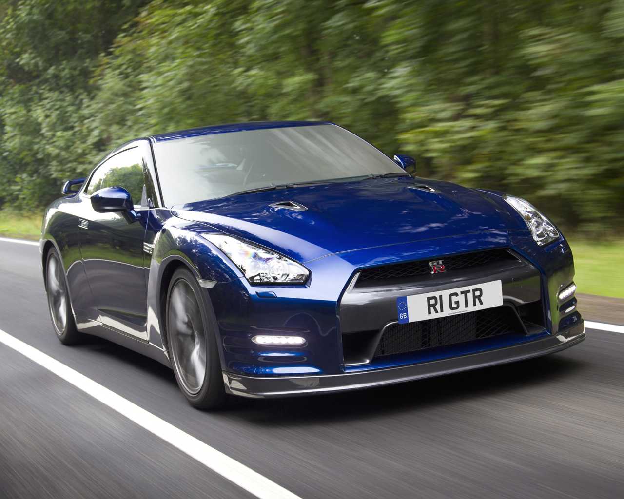 2011 Nissan GT-R Desktop Wallpaper