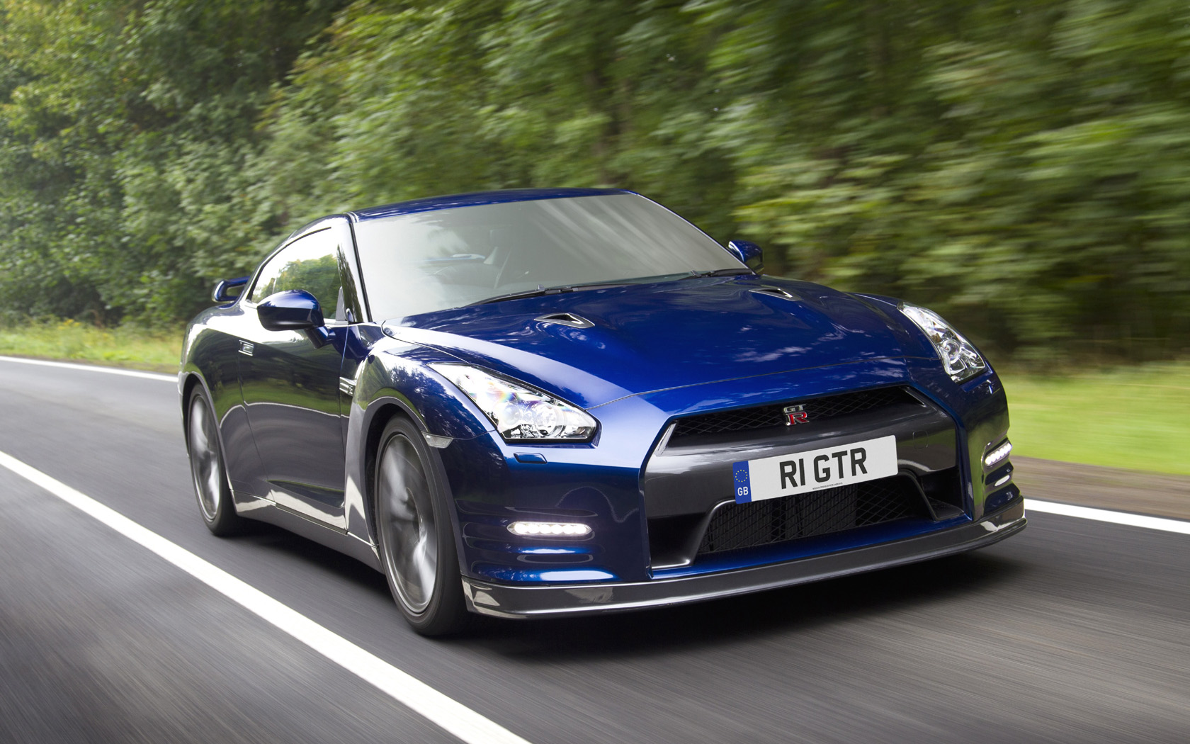 2011 Nissan GT-R Desktop Wallpaper