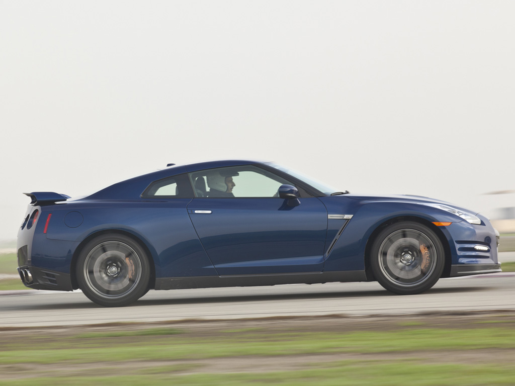 2011 Nissan GT-R Desktop Wallpaper
