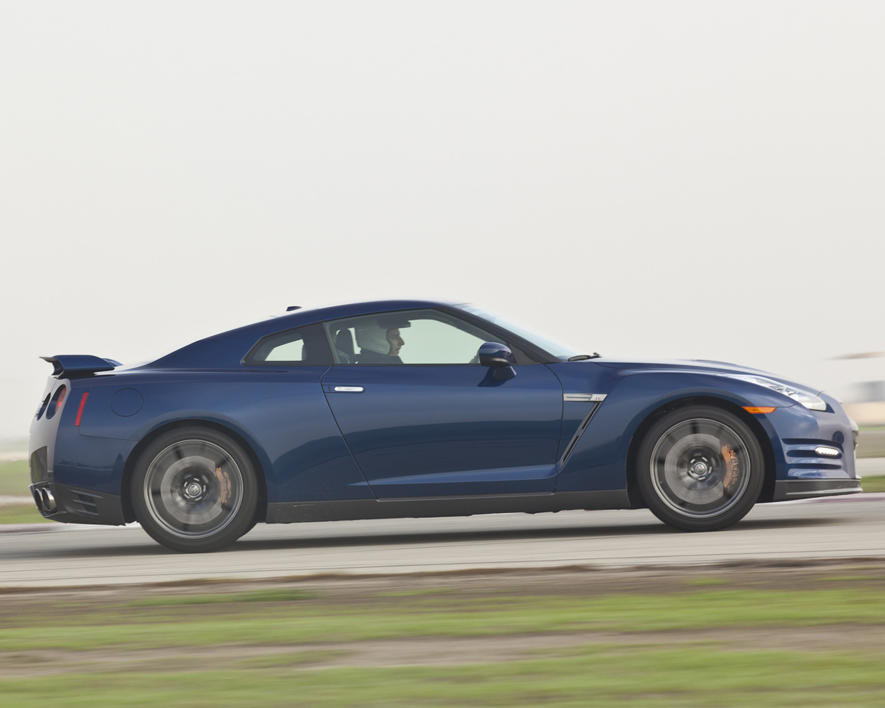 2011 Nissan GT-R Desktop Wallpaper