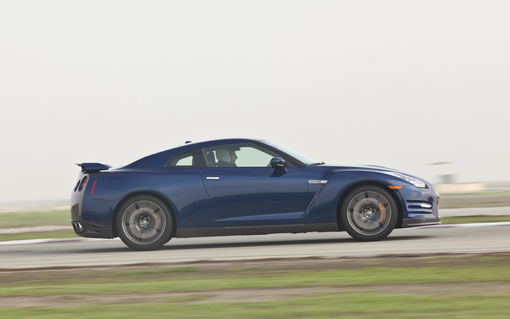 2011 Nissan GT-R Desktop Wallpaper