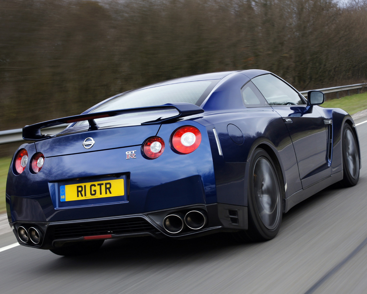 2011 Nissan GT-R Desktop Wallpaper