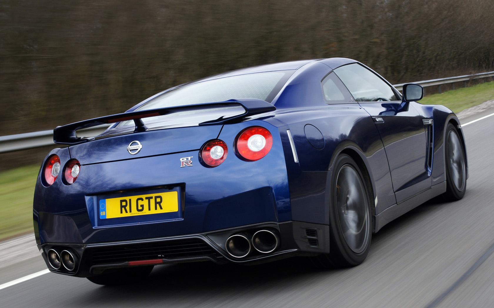 2011 Nissan GT-R Desktop Wallpaper