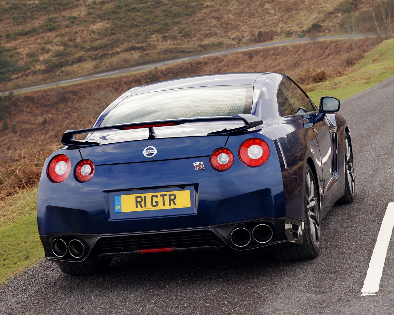 2011 Nissan GT-R Desktop Wallpaper