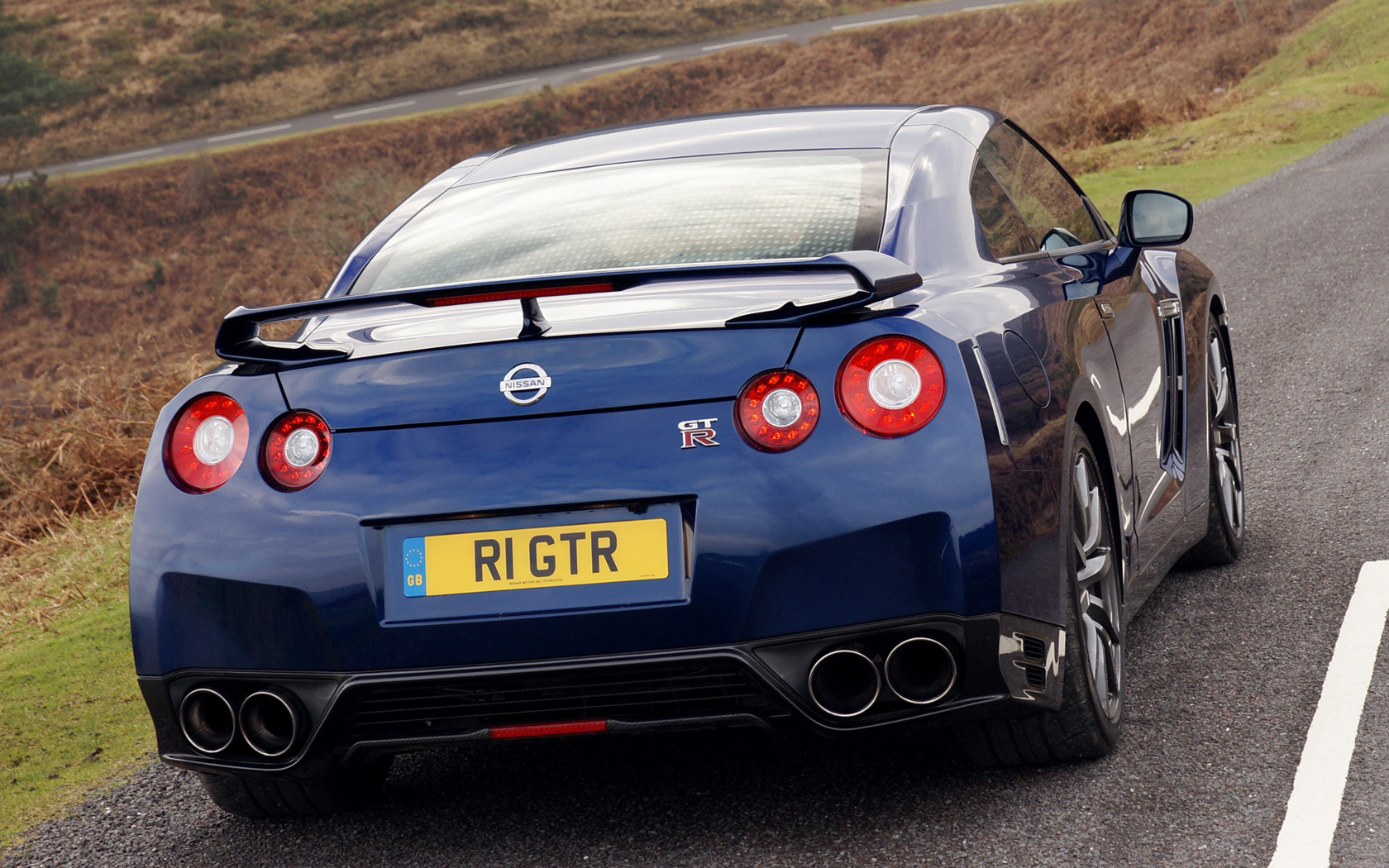 2011 Nissan GT-R Desktop Wallpaper