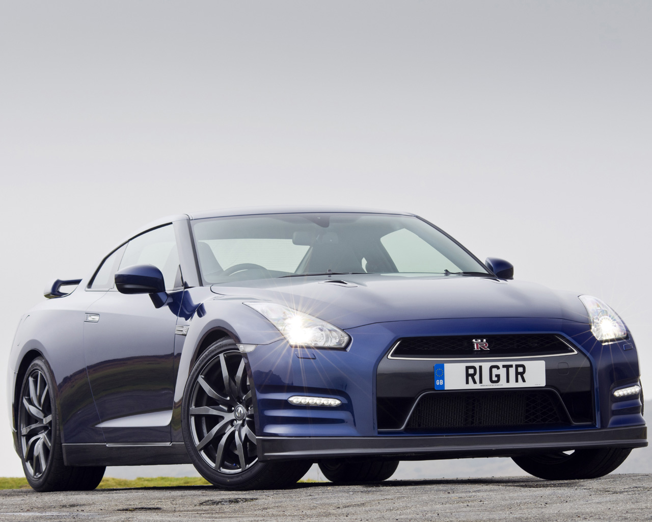 2011 Nissan GT-R Desktop Wallpaper