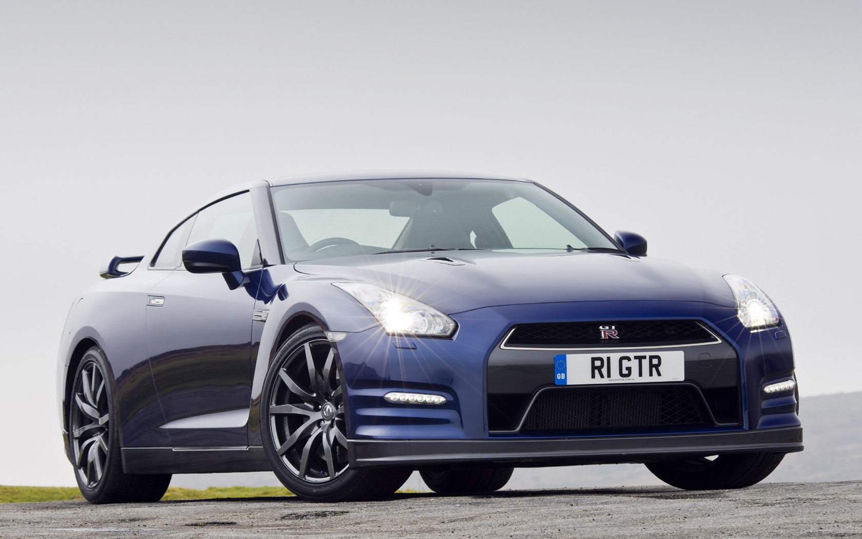 2011 Nissan GT-R Desktop Wallpaper
