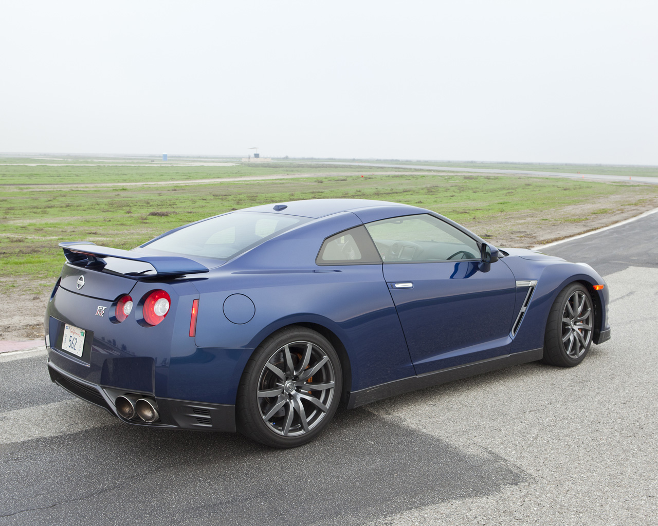 2011 Nissan GT-R Desktop Wallpaper