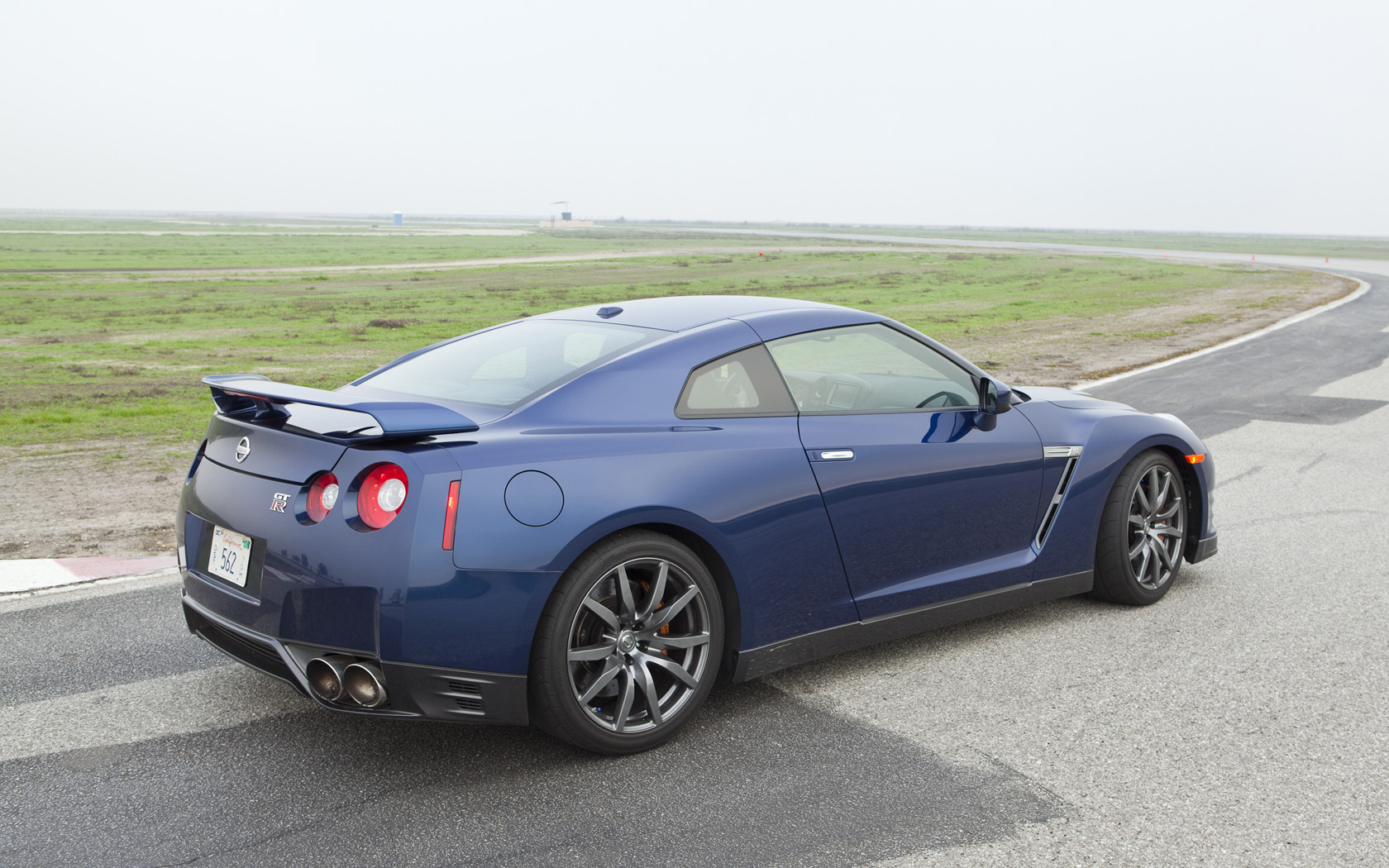 2011 Nissan GT-R Desktop Wallpaper