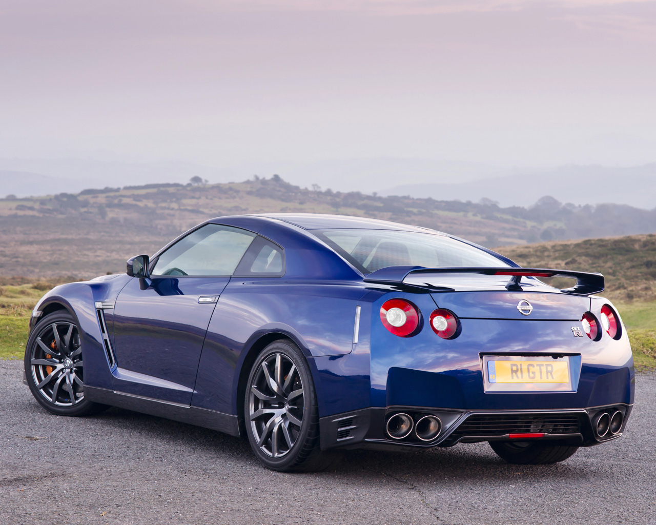 2011 Nissan GT-R Desktop Wallpaper