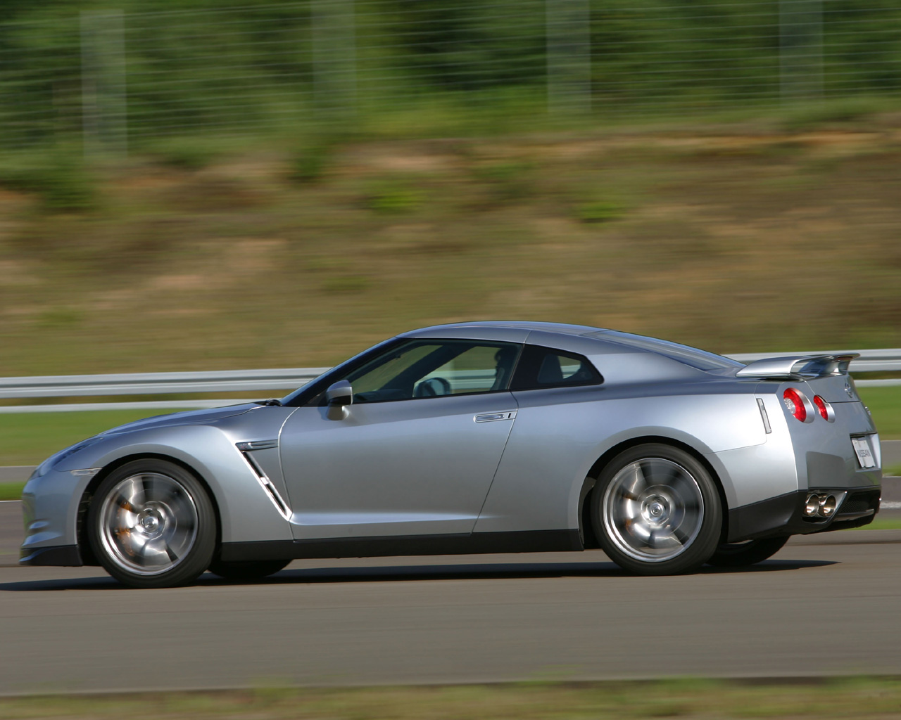 2007 - 2010 Nissan GT-R Desktop Wallpaper