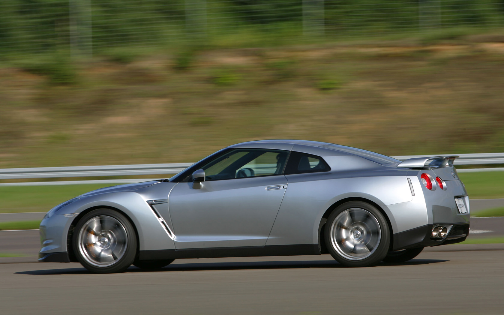 2007 - 2010 Nissan GT-R Desktop Wallpaper