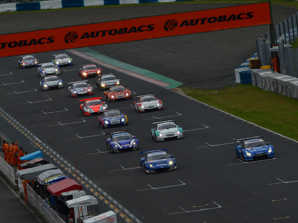Nissan GT-R Race Scene Desktop Wallpaper