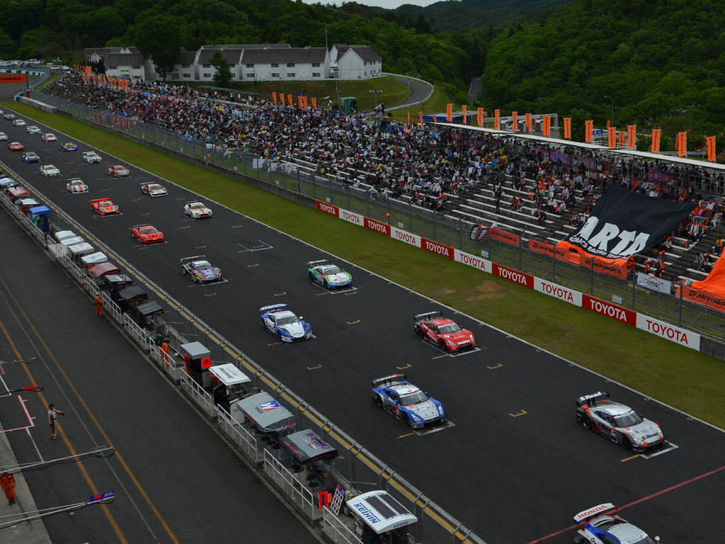 Nissan GT-R Race Scene Desktop Wallpaper
